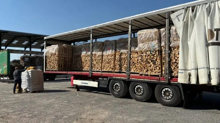 27 RM Buchenholz kammergetrocknet – Halbe LKW-Ladung ofenfertig